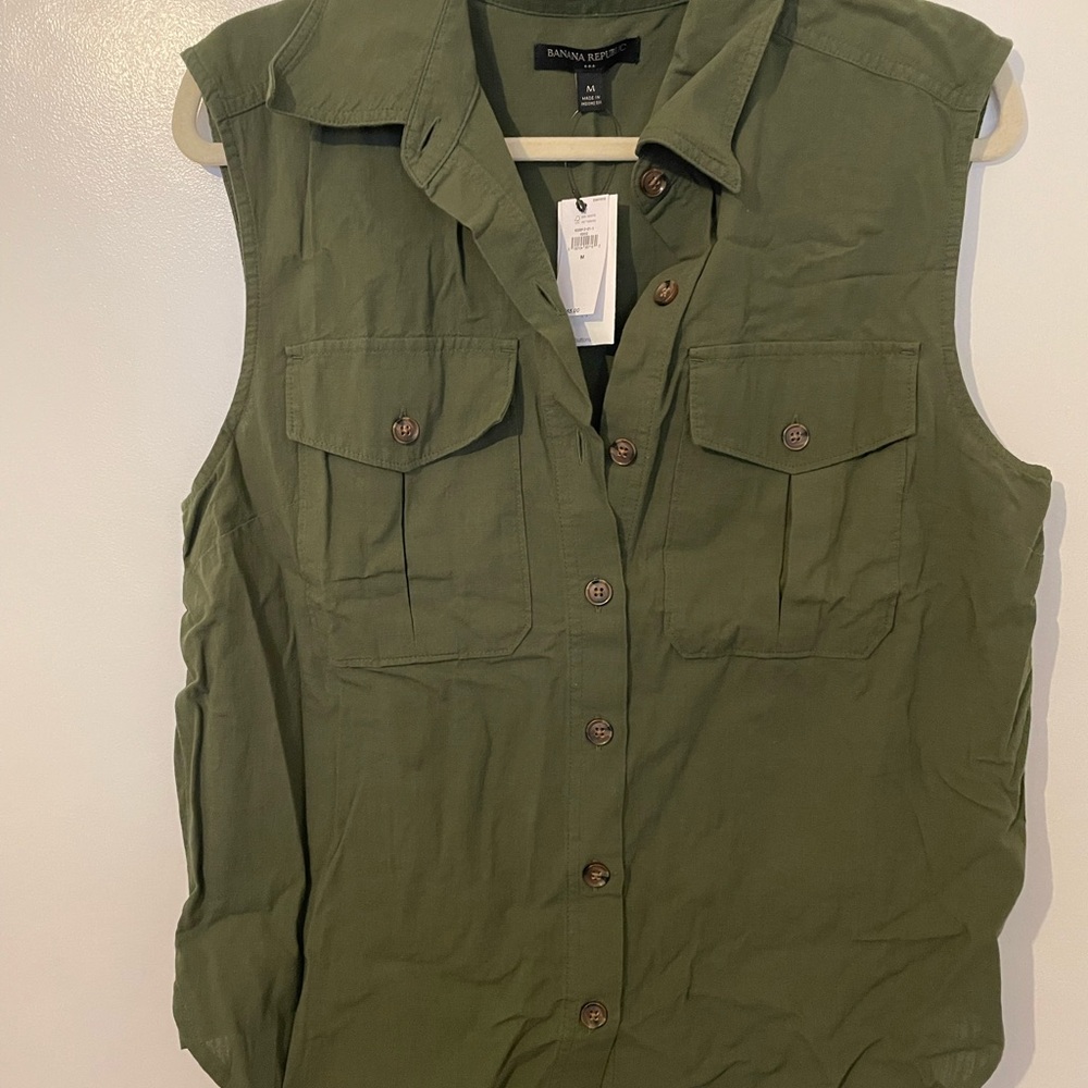 Banana Republic Green Sleeveless Casual Button-Up with Pockets